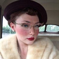 Lydia memang menyukai tampilan fashion vintage di tahun 40an. Namun busana bukan satu-satunya hal jadul yang diterapkannya di keseharian. Seperti ibu rumah tangga di era tersebut, ia pun banyak menghabiskan waktu untuk memasak, menjahit, hingga membaca koran dari pada main gadget. Foto: Instagram @misskittyrouge