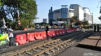 Jarak pintu perlintasan yang jauh terkadang membuat pengendara motor maupun pejalan kaki nekat menyeberang/Foto: Deny Prasetyo Utomo