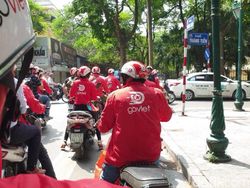 Aksi Abang Ojek Go-Viet Menelusuri Jalanan Hanoi