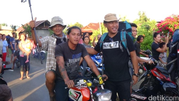 Para wisatawan akan melewati jalur darat sejauh 3 km dari kampung menuju Gunung Payung. Jalur ini juga masih bisa dilalui dengan motorcross. (Michelle Dejonker/detikTravel) Para wisatawan akan melewati jalur darat sejauh 3 km dari kampung menuju Gunung Payung. Jalur ini juga masih bisa dilalui dengan motorcross. (Michelle Dejonker/detikTravel)