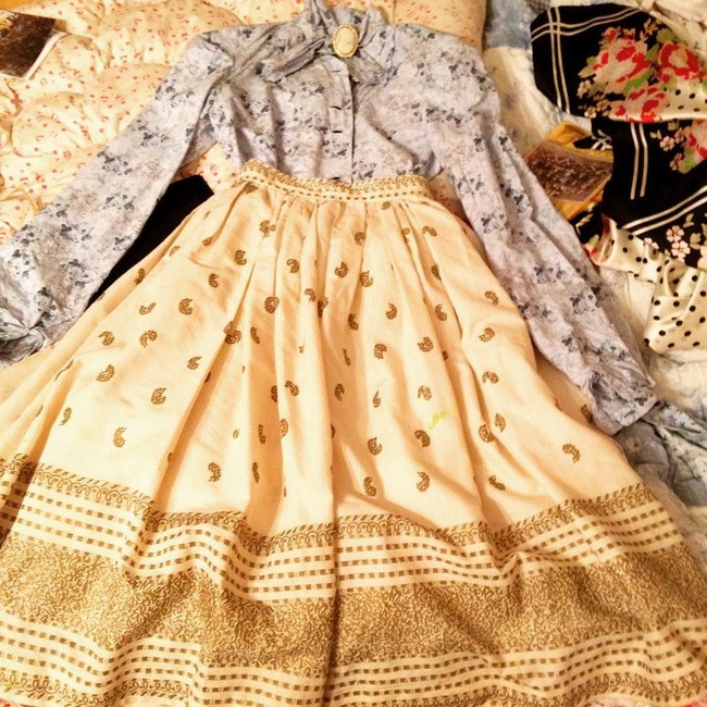 Sedangkan untuk tampil vintage dengan busana jadul ala 30-40an, Lydia berbelanja di acara amal dan pasar barang bekas meski kadang ia juga membuatnya sendiri. Karena itu, pengeluaran Lydia untuk busana juga tidak banyak. Foto: Instagram @misskittyrouge