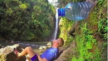 Haus, minum dari air kemasan raksasa. Foto: via Brightside