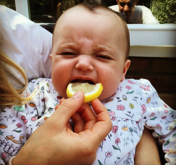 Ekspresi Lucu Bayi Cicipi Lemon yang Bikin Weekend Makin Ceria