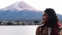 Di Jepang, Aghniny sempat berkunjung dan berfoto dengan latar Gunung Fuji. Cantik Gunung Fuji atau Aghniny? (@aghninyhaque/Instagram)
