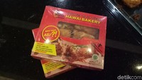 Roti abon mini. Selama ini memang tidak pernah oleh-oleh makanan khas Papua selain Papeda. Lalu, diputuskanlah untuk membuka toko di bandara-bandara besar seperti di Manokwari, Jayapura, Merauke, Timika, Nabire dan Biak (Masaul/detikTravel)