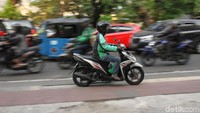 Bahkan ada juga pemotor yang melawan arus dengan melewati trotoar.