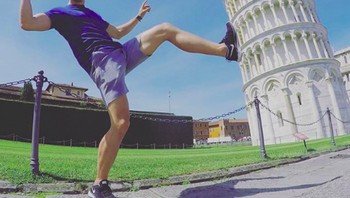 Menjaga menara Pisa agar jangan sampai jatuh. Foto: via Brightside