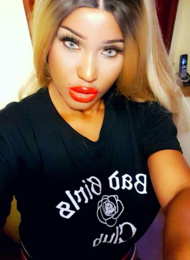 Ibu dua anak itu mengaku sejak penampilannya berubah drastis, dia sering ditatap sinis oleh ibu-ibu di sekeloah anaknya. Begitu juga di Facebook, Cindy sering menerima komentar rasis.  Foto: Instagram (@ iamdiamonddoll)