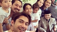 Begini keseruan Reza dan beberapa rekan artis lainnya saat makan siang bersama BJ Habibie. Berdasarkan keterangan foto yang ditulisnya, mereka baru selesai tampil dalam teater berjudul Bunga Penutup Abad. Foto: Instagram officialpilarez