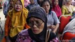 Warga Antre Sembako Murah KJP di Cilincing
