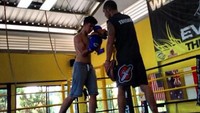 Wow! Lengkap sekali olahraga yang diikuti oleh Axel termasuk boxing. (instagram/axelmatthewthomas)