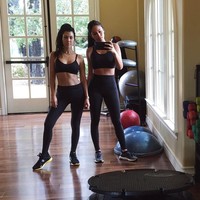 Bertubuh mungil, tapi Kourtney Kardashian tetap memiliki tubuh seksi dan kencang. Ia mengaku menyempatkan olahraga kapan saja dan di mana saja. Ibu tiga anak ini bahkan selalu menyempatkan latihan squat 100 kali sebelum mandi agar bokongnya tetap kencang. Kourtney juga rajin yoga dan jogging untuk membakar lemak. Foto: Instagram/kourtneykardashian