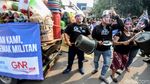 Demo Roy Suryo, Massa Tenteng Perabot Rumah Tangga