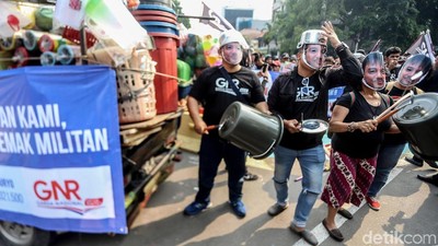 Demo Roy Suryo, Massa Tenteng Perabot Rumah Tangga