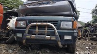 Dalam pantauan ada sekitar ratusan mobil rongsokan, mulai dari yang dijual secara utuh hingga mobil bekas kecelakaan. Foto: Ridwan Arifin