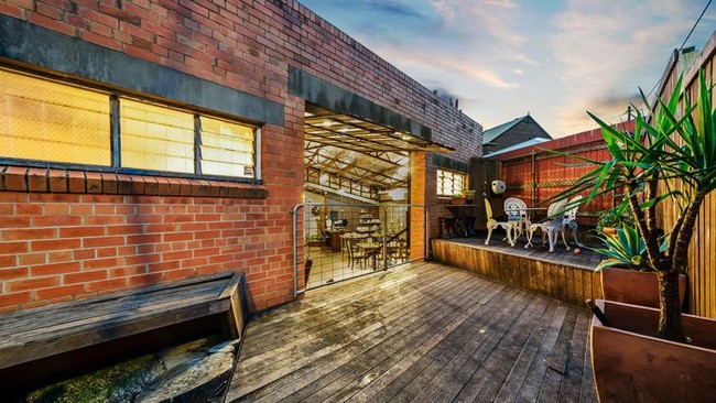 Kalau area outdoor sekeren ini, pasti pemilik rumah dan juga para tamunya betah nongkrong berlama-lama. Foto: Dok. Bored Panda