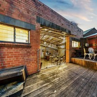 Kalau area outdoor sekeren ini, pasti pemilik rumah dan juga para tamunya betah nongkrong berlama-lama. Foto: Dok. Bored Panda