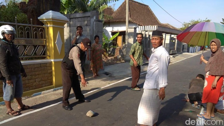 Ini Batu yang Dipakai Miseran Aniaya Tetangganya Hingga Tewas Ini Batu yang Dipakai Miseran Aniaya Tetangganya Hingga Tewas