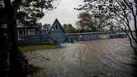 Badai Florence mulai menerjang wilayah Amerika Serikat bagian tenggara. Angin kencang dan banjir ringan mulai menggenang hingga ke rumah-rumah warga. Eduardo Munoz/Reuters.