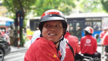 Selain itu mengenakan jaket berwarna merah dengan bendera Vietnam di lengan kanan. Foto: Adi Fida Rahman/detikINET