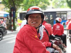 Aksi Abang Ojek Go-Viet Menelusuri Jalanan Hanoi