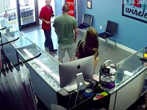 Pria ini tinju pelaku yang lihat bokong pacarnya