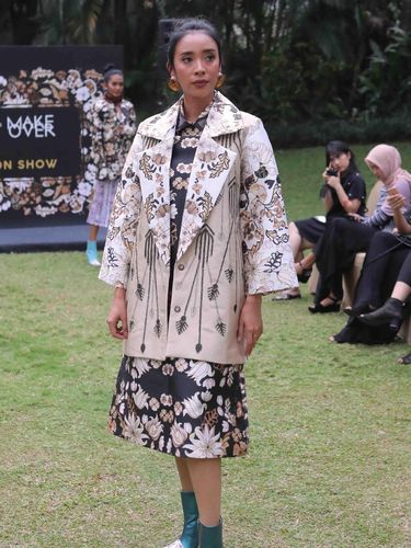 Tities Sapoetra Gandeng Paula Verhoeven Untuk Fashion Show di Paris