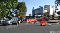 Wanita nahas ini tewas tersambar kereta di perlintasan kereta api depan Rumah Sakit Islam (RSI) Wonokromo/Foto: Deny Prastyo Utomo