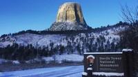 Nama Menara Setan sendiri digunakan sejak tahun 1875 saat diadakan ekspedisi ilmiah. Meski namanya seram, pemandangan sekitar menara ini tampak cantik dengan pepohonan hijau (devilstowernps/Instagram)