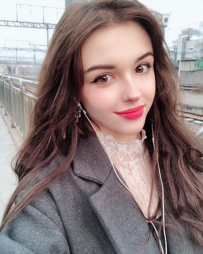 Selain berprofesi sebagai model di Korea, Elina juga dikenal sebagai selebgram yang hits. Pengikutnya di Instagram lebih dari 437 ribu. Foto: Instagram