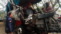 Bagian depan bus tampak ringsek.