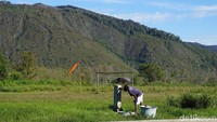 Soal keran air bersih ini terhubung dengan mata air bukit terdekat kampung. Air yang jernih itu biasa digunakan masyarakat untuk kebutuhan sehari-hari hingga langsung meminumnya (Masaul/detikTravel)