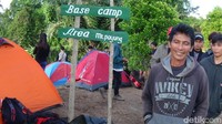 Namun setibanya di kaki gunung, semua pengunjung baik yang berjalan kaki maupun membawa motor cross harus mendaki bersama-sama tanpa kendaraan bermotor. (Michelle Dejonker/detikTravel)