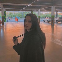 Tampil kasual dengan hoodie jumper bernuansa hitam, Dasha terlihat memukau. Foto: Instagram