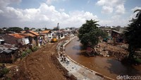 Proses revitalisasi Sungai Ciliwung pun terus dilakukan oleh Pemerintah Provinsi DKI Jakarta. Rachman Haryanto/detikcom.