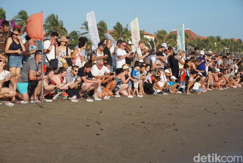 Foto Buto Ijo Raksasa Kemeriahan Festival Petitenget 