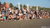 Festival yang digelar 14-16 September 2018 dibuka dengan pelepasan tukik yang diikuti para pejabat daerah setempat. (Aditya Mardiastuti/detikTravel)