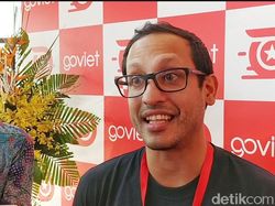 Nadiem Makarim, Hobi Berkaos Kini Pakai Kemeja Putih