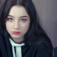 Bukan hanya jago makeup, gadis berambut panjang ini juga memiliki bakat untuk membuat sketsa. Ia pun suka memosting karya-karyanya secara online. Foto: Instagram