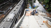 Jembatan penyeberangan orang (JPO) ini dibangun di dekat Stasiun Tebet.