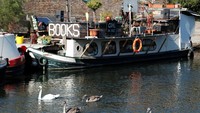Pameran buku internasional 2018 tak hanya menampilkan beragam buku unik dan langka tetapi juga banyak hal unik dan kreatif lainnya. Salah satunya adalah sebuah toko buku mengambang di King Cross, London, Inggris. Peter Cziborra/Reuters.