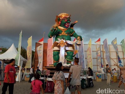 Ada Buto Ijo Raksasa di Festival Pantai Petitenget Ada Buto Ijo Raksasa di Festival Pantai Petitenget