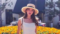 Saat ke Jepang, ia juga berfoto di depan taman bunga cantik (celinefarach/Instagram)