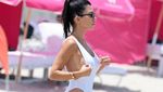 Potret Seksi dan Bugar Kourtney Kardashian Ketika Jalan-Jalan di Pantai