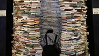 Sebuah pemandangan unik dapat dilihat di sebuah perpustakaan di kota Praha, Republik Ceko. Ribuan buku ditumpuk sedemikian rupa hingga menjulan tinggi layaknya sebuah menara buku raksasa. David W Cerny/Reuters.