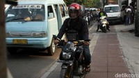 Kemacetan di jalan ini terjadi saat jam kerja. Imbasnya trotoar di jalan Cideng ini jadi sasaran pemotor.