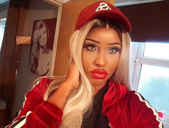 Wanita ini habiskan Rp 195 juta demi mirip boneka seks. Sudah habiskan ratusan juta, wanita bernama Cindy Moore ini malah mendapatkan banyak bully.  Foto: Instagram (@ iamdiamonddoll)