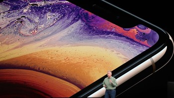 Alasan beli = Potensi daya baterai lebih baik. Publik baru bisa mendasarkannya pada klaim iPhone yang menjanjikan iPhone XS punya ketahanan baterai (sekitar 30 menit) lebih baik dibandingkan iPhone X. Tes terhadap klaim itu masih harus menunggu. (Foto: Justin Sullivan/Getty Images)