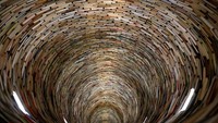 Tumpukkan buku-buku itu berada di pintu masuk Perpustakaan Kota Praha, Republik Ceko. David W Cerny/Reuters.