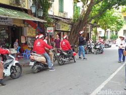 Aksi Abang Ojek Go-Viet Menelusuri Jalanan Hanoi
